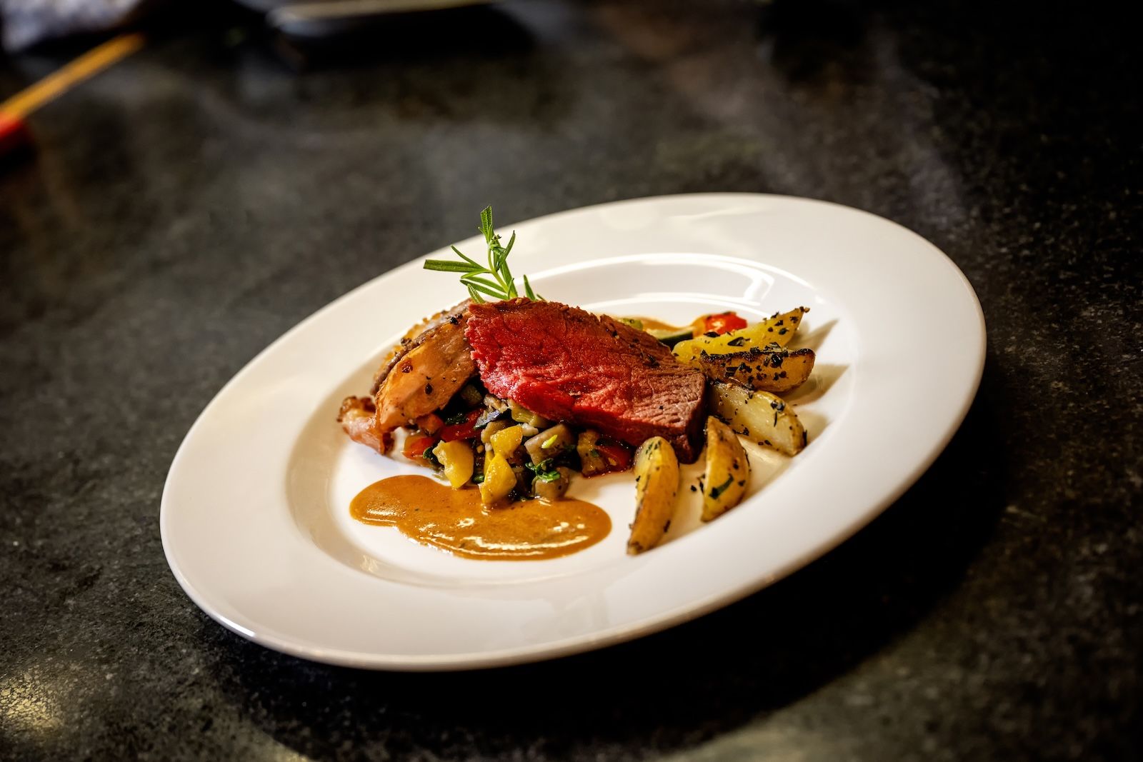 Zart gebratenes Rinderfilet mit Gemüse und Bratkartoffeln in feiner Sauce beim Kochkurs Frankfurt